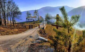 У Сребреници оскрнављен путоказ за манастир Карно