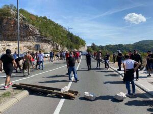 Блокиран кружни ток на улазу у Цетиње