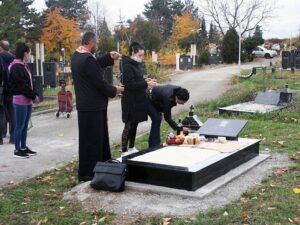 Малобројни Срби изашли на гробље у Приштини