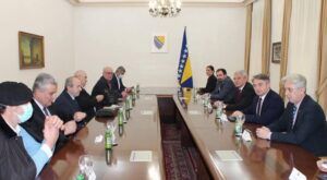 пријети ратом