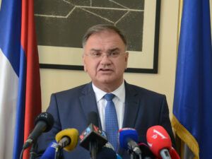 Младен Иванић