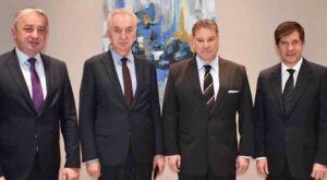 Кокетирање са страним утицајима