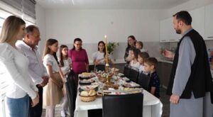 Васкрс у деветочланој свештеничкој породици 