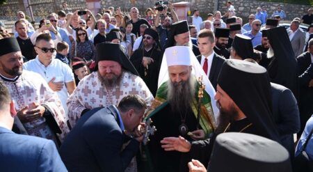 Ријека вјерника дочекала патријарха