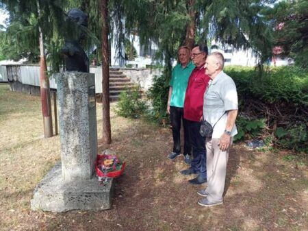 Положени вијенци код споменика борцима НОР-а