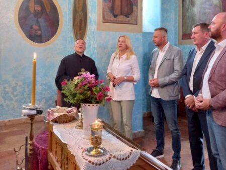 Жељка Цвијановић у цркви Светог пророка Илије у Доњој Чађавици