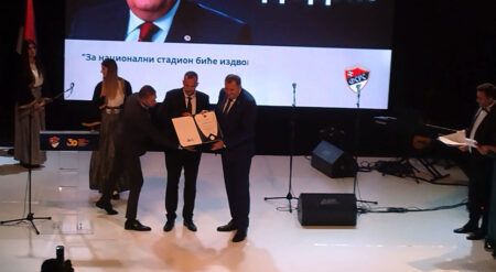 Додику уручен "Златни грб" Фудбалског савеза Српске