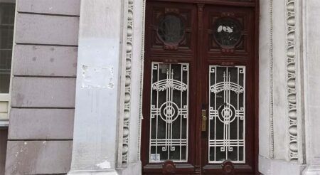 Уништене плоче на згради СПКД "Просвјета" у Сарајеву