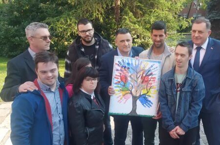 Ђајић и чланови Даун центра уручили Ђоковићу "Дрво живота"