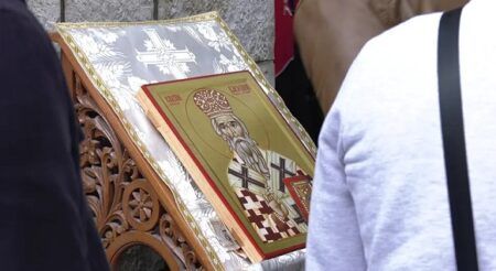 Хиљаде људи на литургији у манастиру