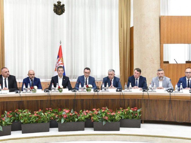 Ђурић и Петковић са представницима Срба на КиМ (Фото: TANJUG/ KANCELARIJA ZA KiM, fotografija niske rezolucije/ nr)